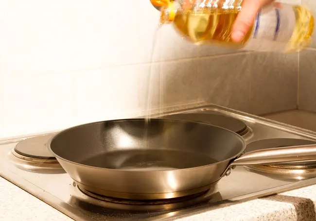 Как очистить сковороды и кастрюли от копоти и жира: 3 удивительно простых способа