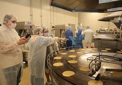 В Бресте начали выпекать блины на самых больших сковородах в Беларуси