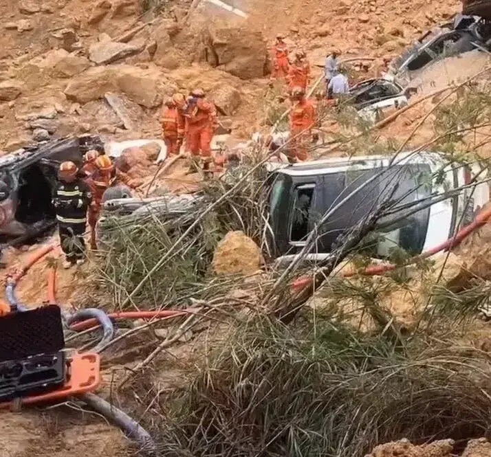 В результате инцидента под завалами обнаружены 18 автомобилей. Кадр видео из соцсетей.