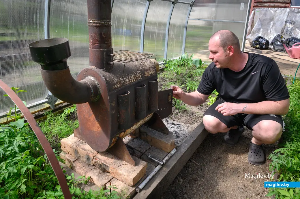 30.04.2024. Бобруйск. Андрей Наумов - мастер на все руки. Обогрев в теплице он сделал сам.