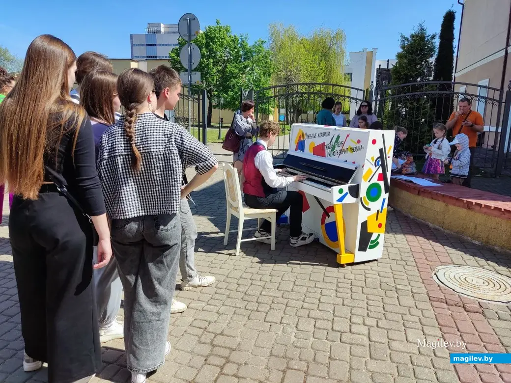 1 мая 2024 года. Весенний старт проекта «Открытые клавиши» на площадке возле гимназии № 3 по улице Ленинской в Могилеве.