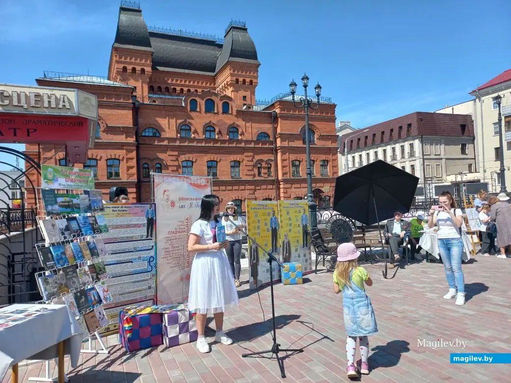 Могилев, 1 мая 2024 года В Театральном сквере прошел ряд мероприятий, организованных Могилевским отделением Союза писателей Беларуси.