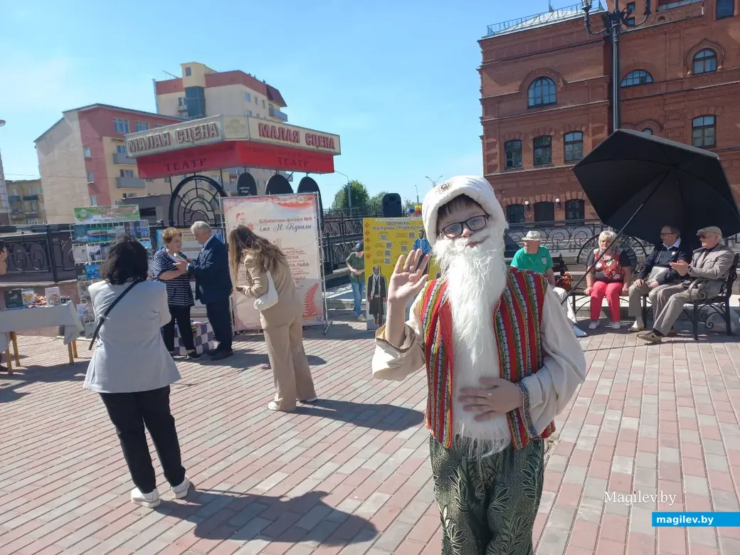 Могилев, 1 мая 2024 года В Театральном сквере прошел ряд мероприятий, организованных Могилевским отделением Союза писателей Беларуси.