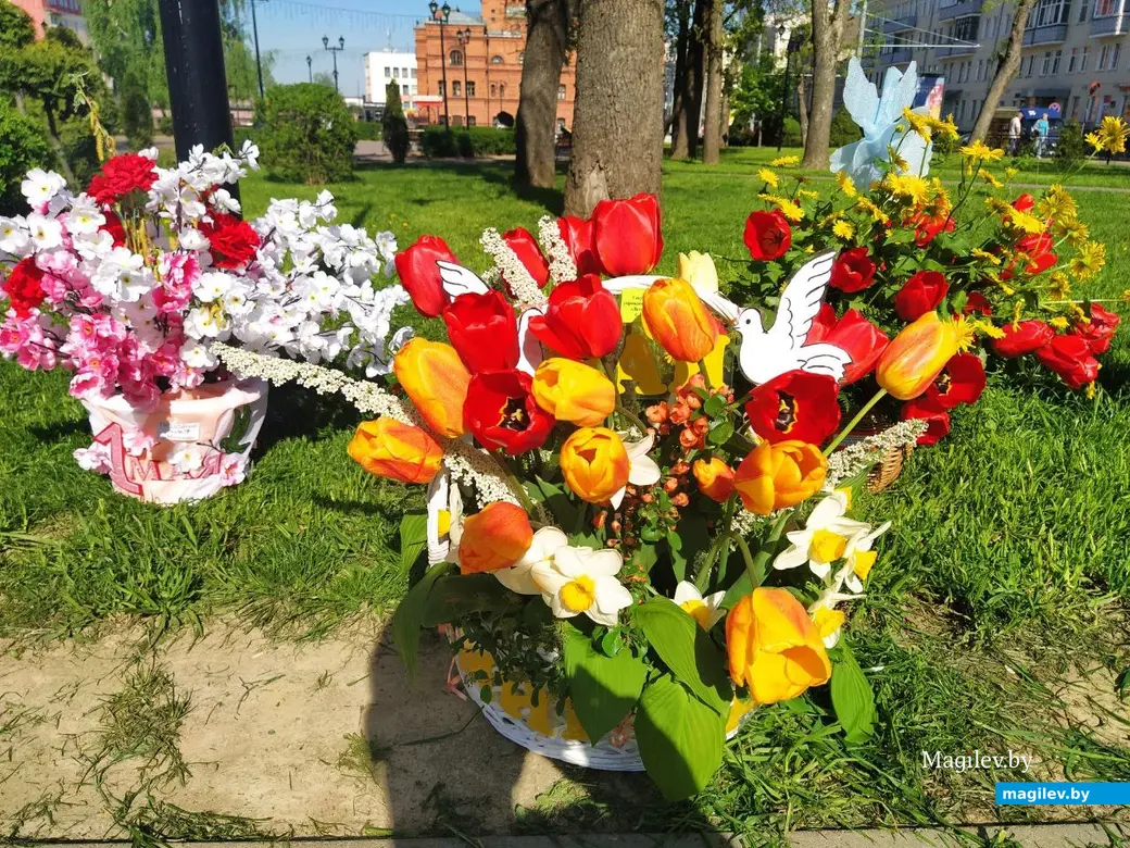 Могилев, 1 мая 2024 года. Выставка весенних букетов в Театральном сквере.