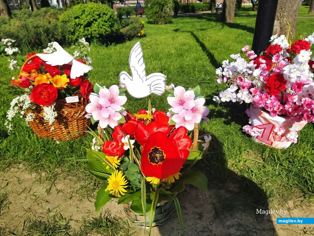 Могилев, 1 мая 2024 года. Выставка весенних букетов в Театральном сквере.