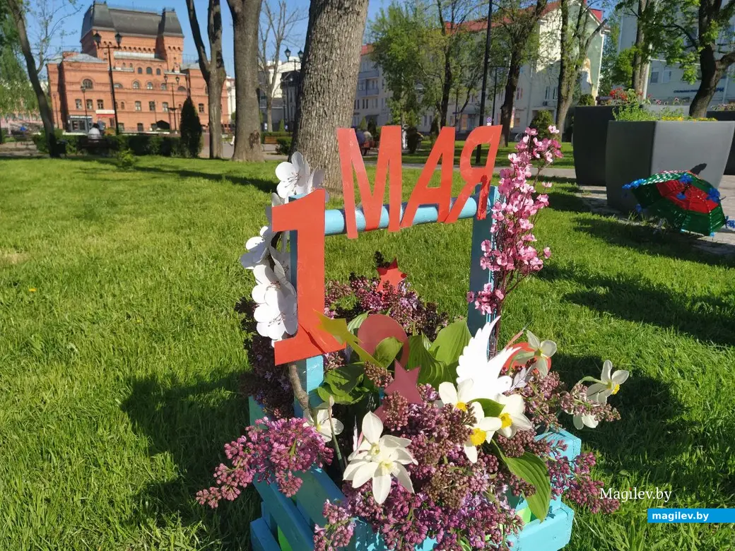 Могилев, 1 мая 2024 года. Выставка весенних букетов в Театральном сквере.