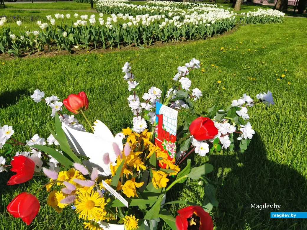 Могилев, 1 мая 2024 года. Выставка весенних букетов в Театральном сквере.