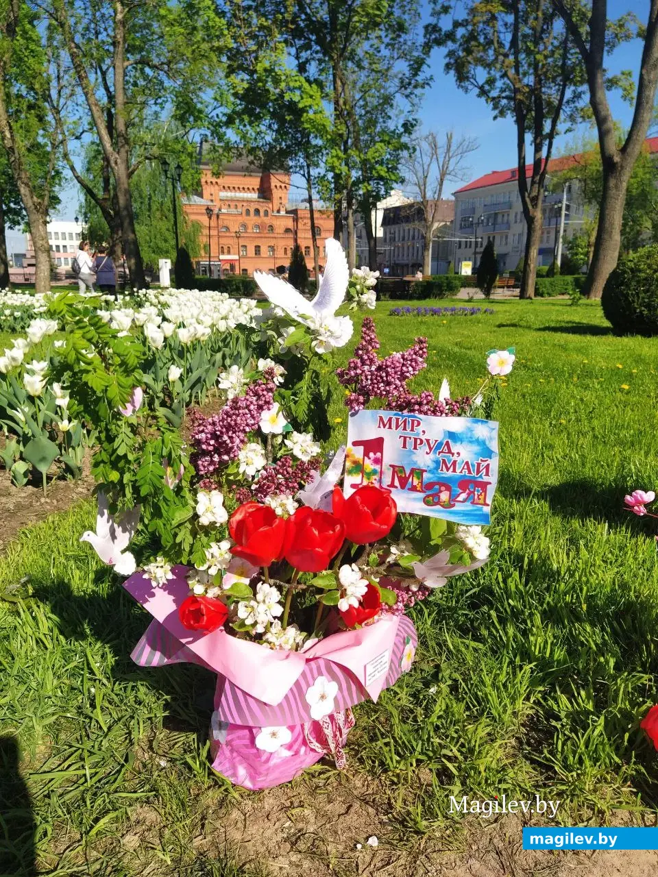 Могилев, 1 мая 2024 года. Выставка весенних букетов в Театральном сквере.