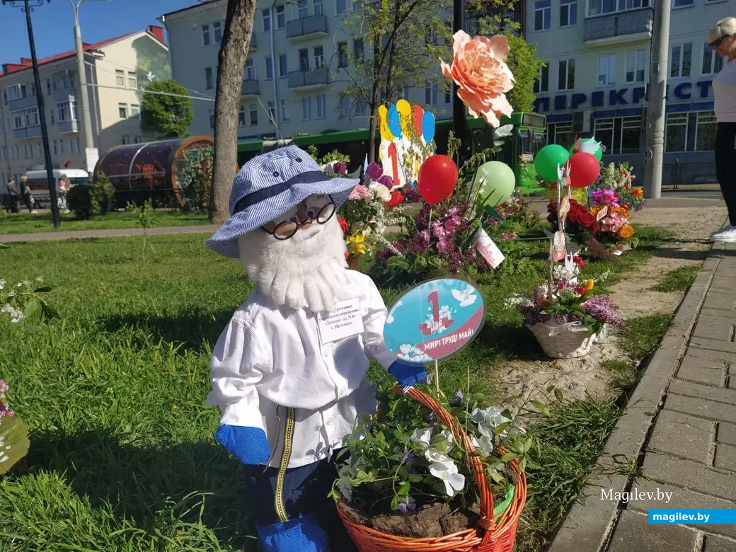 Могилев, 1 мая 2024 года. Выставка весенних букетов в Театральном сквере.