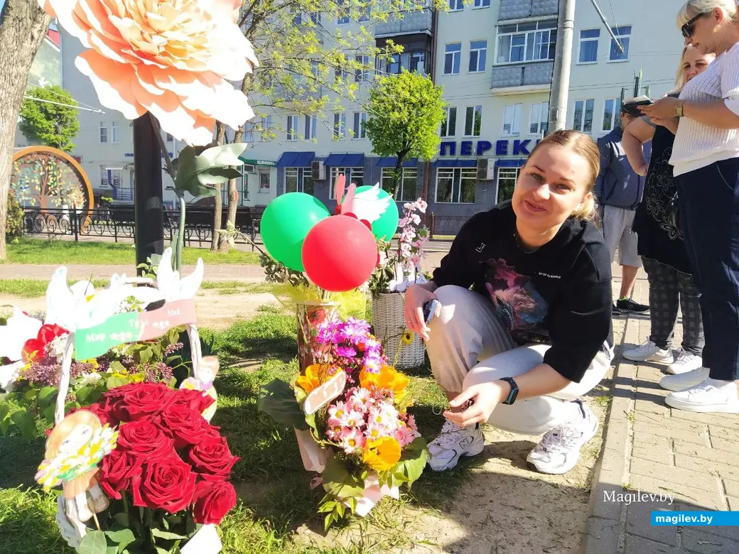 Могилев, 1 мая 2024 года. Выставка весенних букетов в Театральном сквере.