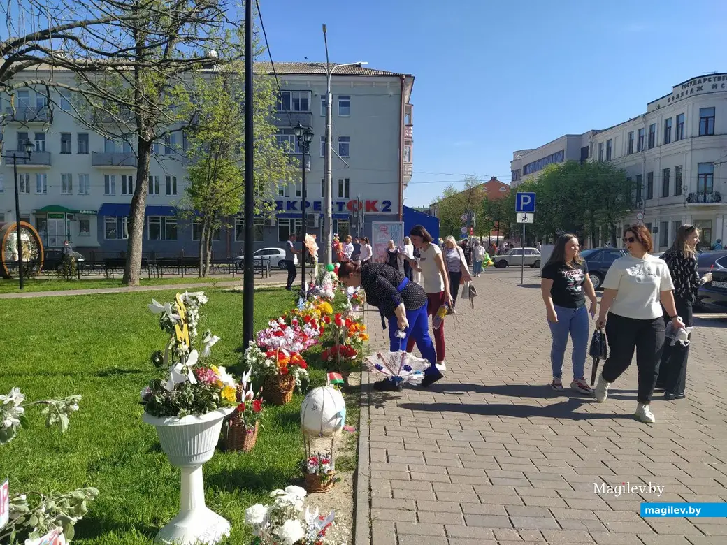 Могилев, 1 мая 2024 года. Выставка весенних букетов в Театральном сквере.