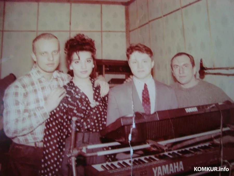 1993 год. Супруги Вячеслав и Татьяна Матвеевы, Виталий Иванов и Геннадий Стефанский. На свадьбе