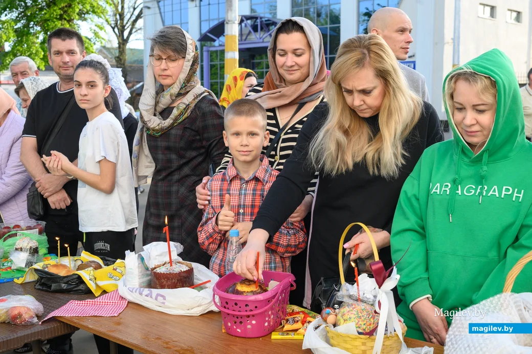 04.05.2024. Никольский кафедральный собор. Православные верующие освящают куличи и снедь в