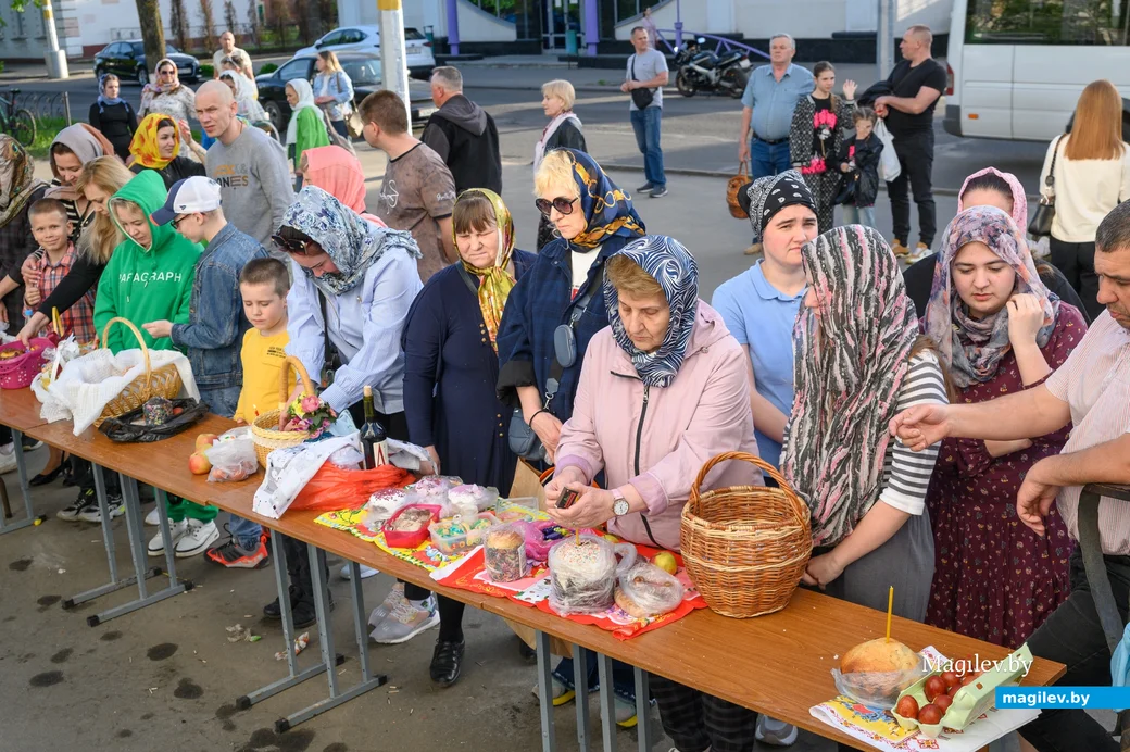 04.05.2024. Никольский кафедральный собор. Православные верующие освящают куличи и снедь в