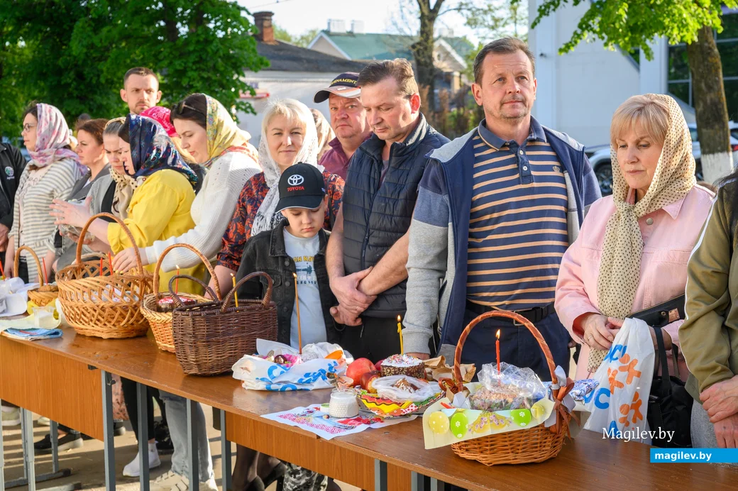 04.05.2024. Никольский кафедральный собор. Православные верующие освящают куличи и снедь в