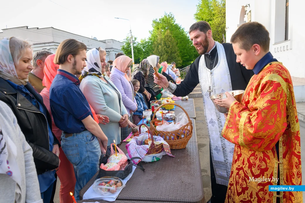 04.05.2024. Никольский кафедральный собор. Православные верующие освящают куличи и снедь в