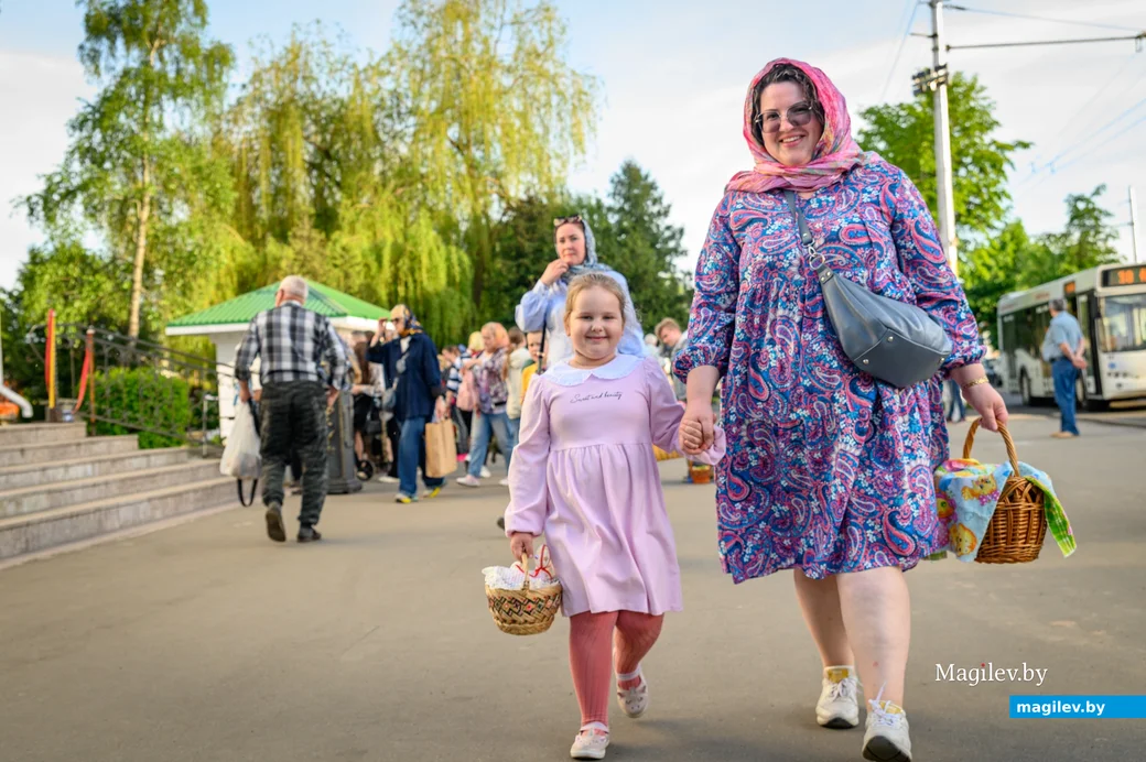 04.05.2024. Никольский кафедральный собор. Православные верующие освящают куличи и снедь в