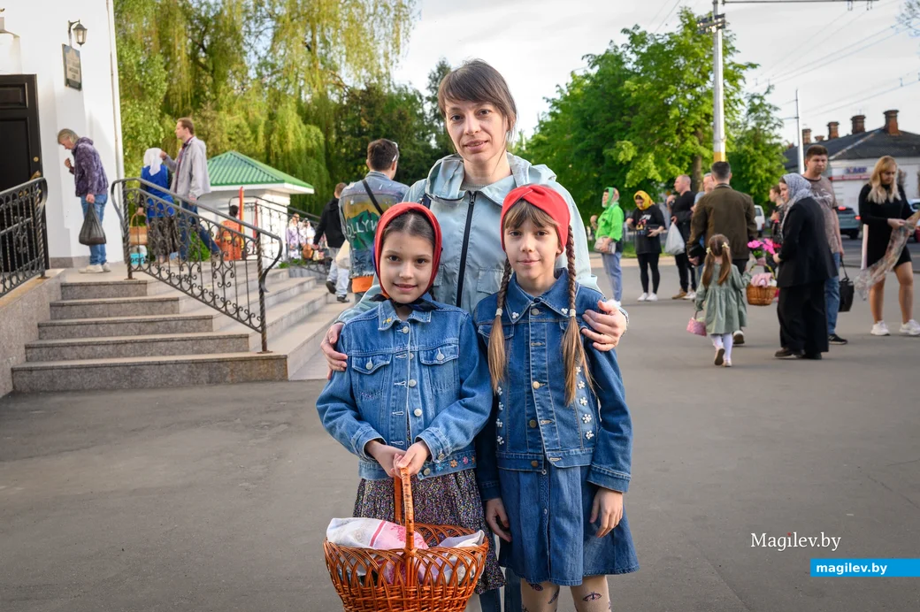 04.05.2024. Бобруйчанка Анна с дочерьми Маргаритой и Евой пришла в Великую субботу к Никольскому