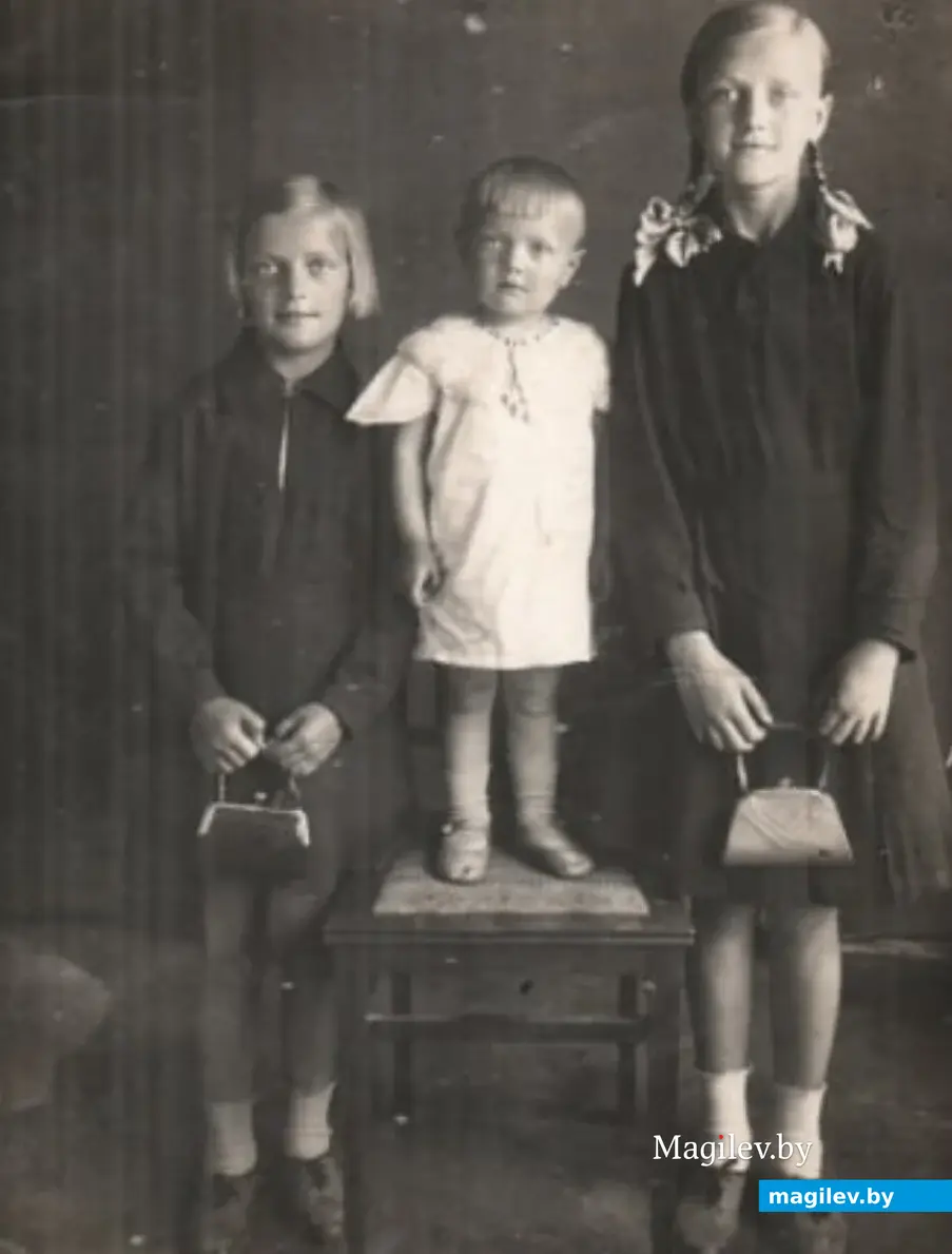 Лида (посередине) с сестрами. Здесь ей 2 года, Любе – 12 лет, а Вале – 10. Бобруйск, 1939 год.
