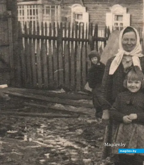 Лида с бабушкой. Бобруйск, 1943 год.