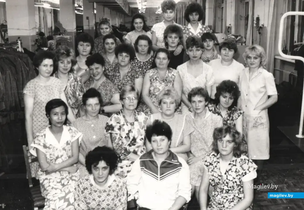 Коллектив фабрики им. Дзержинского, 1980-е годы. Пошивочный цех №4. В те годы Советский Союз оказывал помощь Вьетнаму, а жители этой страны приезжали к нам работать, на