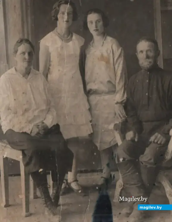 Это бабушка и дедушка нашей героини по отцовской линии: Елизавета Петровна, Аким, их дочери Надежда (сперва) 1905 г.р. и Ольга 1909 г.р. Фото сделано в начале 1920-х