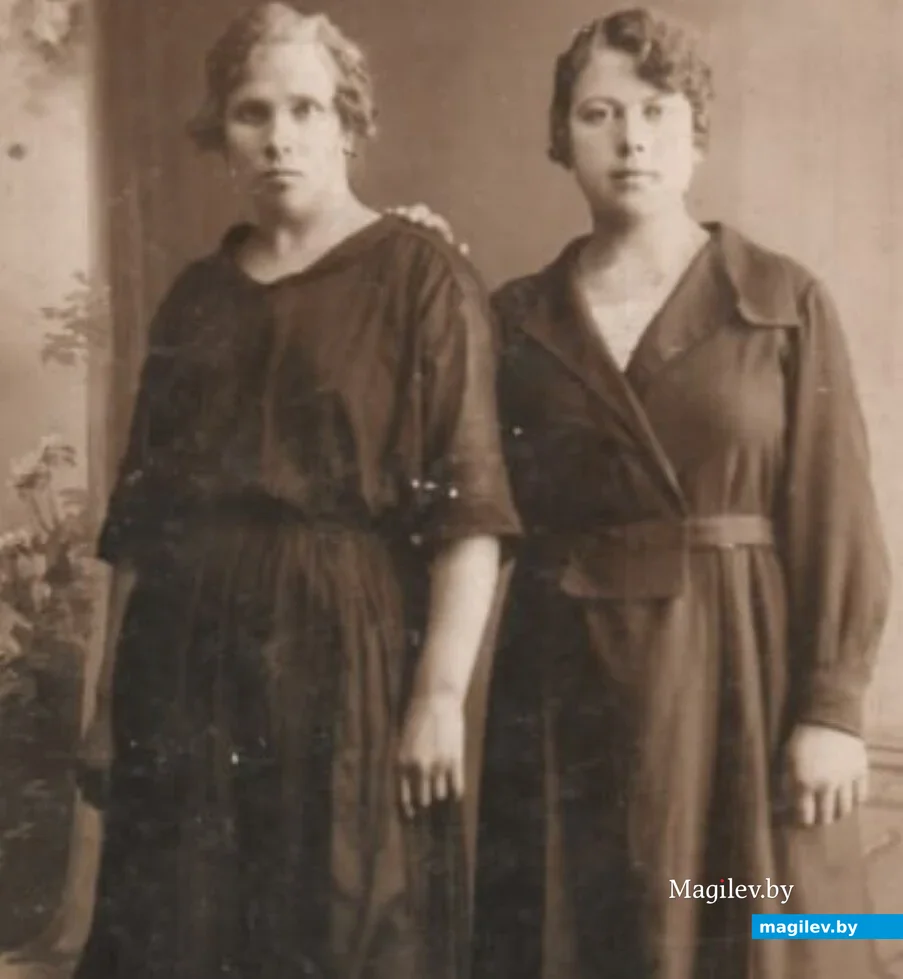 Екатерина Михолап (справа) с подругой, 1927 год. С обратной стороны фото надпись: