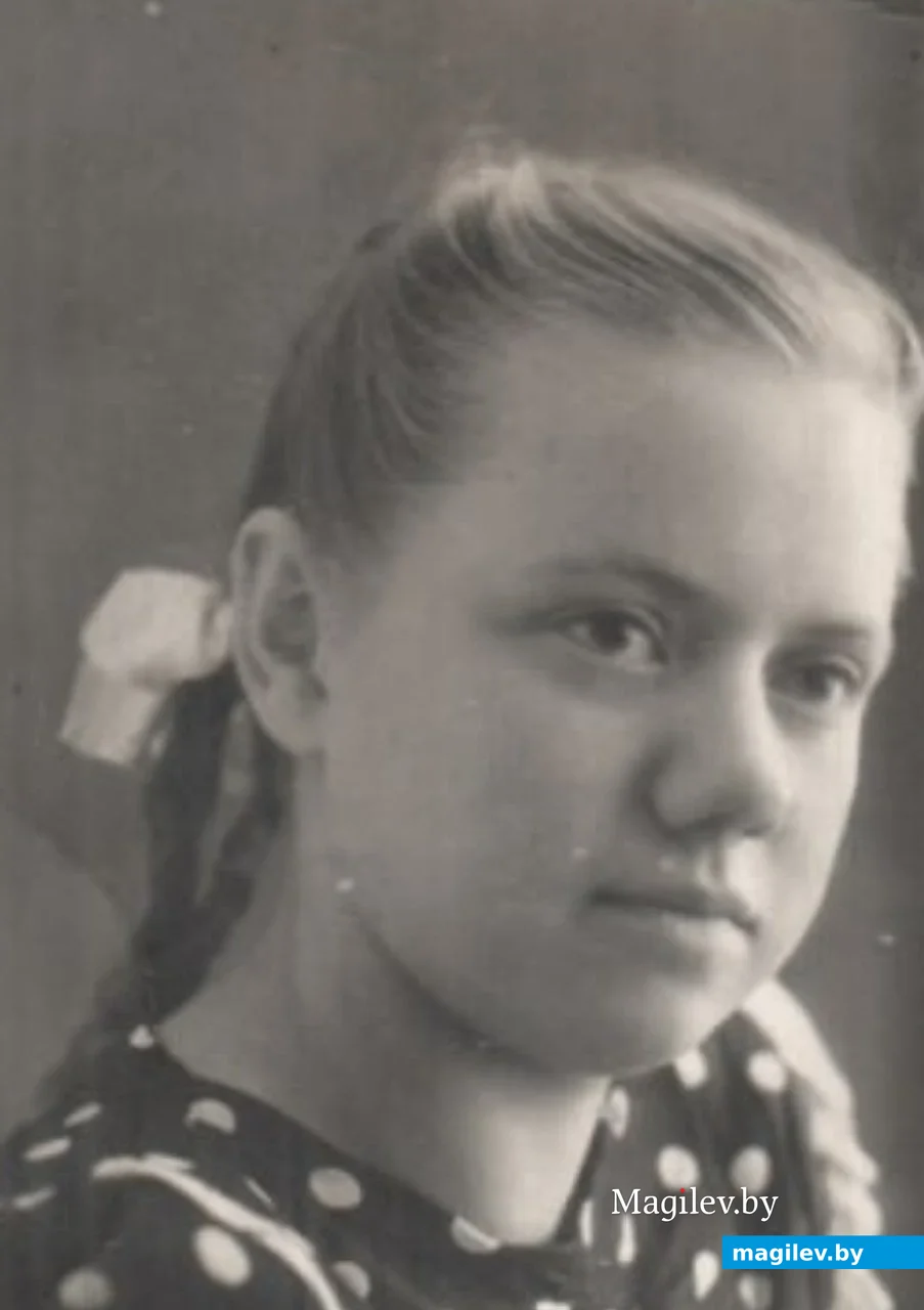 Лиде 17 лет. С обратной стороны подпись: «Любимому Сашеньке от Лиды. Пройдет, быть может, много