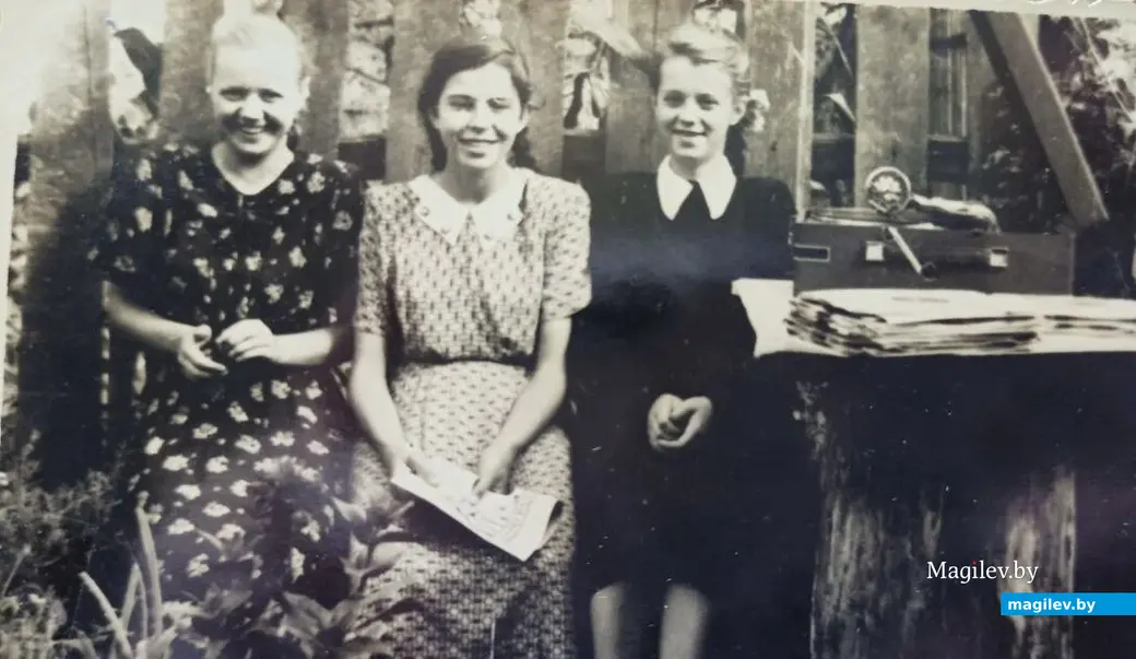 Лида (слева) с подругами: Иннесой Максимовой (Кед) и Нелли Ширшиной. Лиде 16 лет.