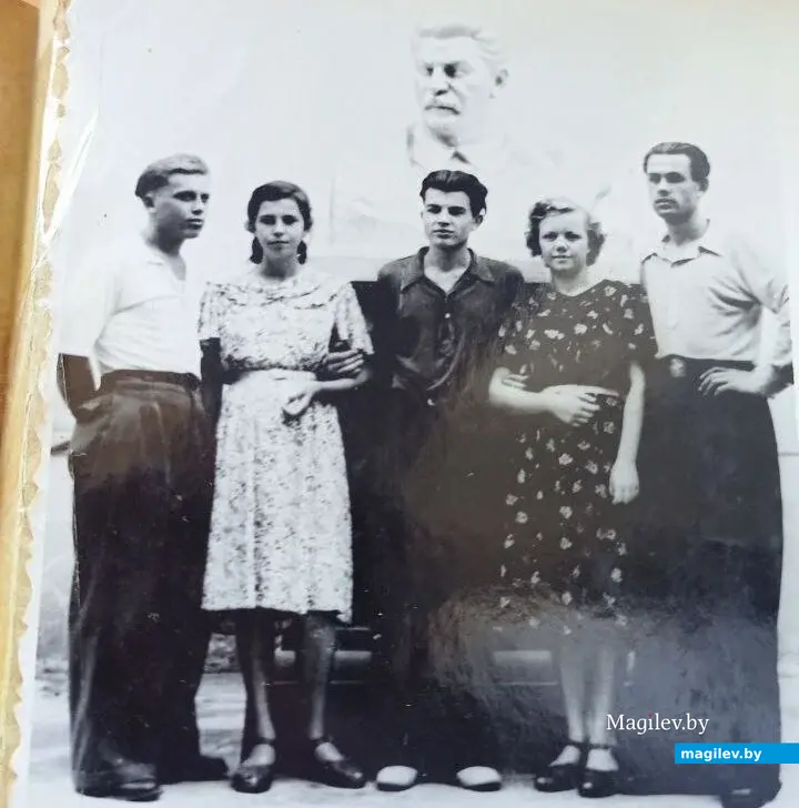 Лидия (вторая справа) с мужем и друзьями. 1955 год.