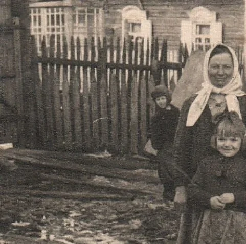 Лида с бабушкой в переулке Железнодорожном. Бобруйск, 1943 год.