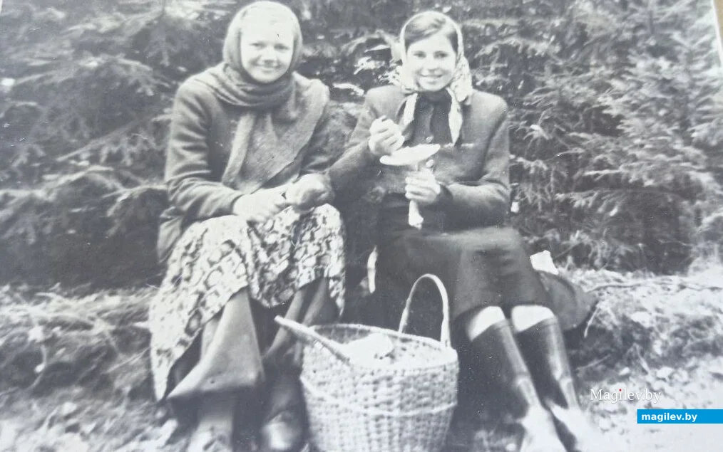 Лидия (слева) с подругой Инной Парахневич (Максимовой) собирают грибы, 1954 год. Инна –