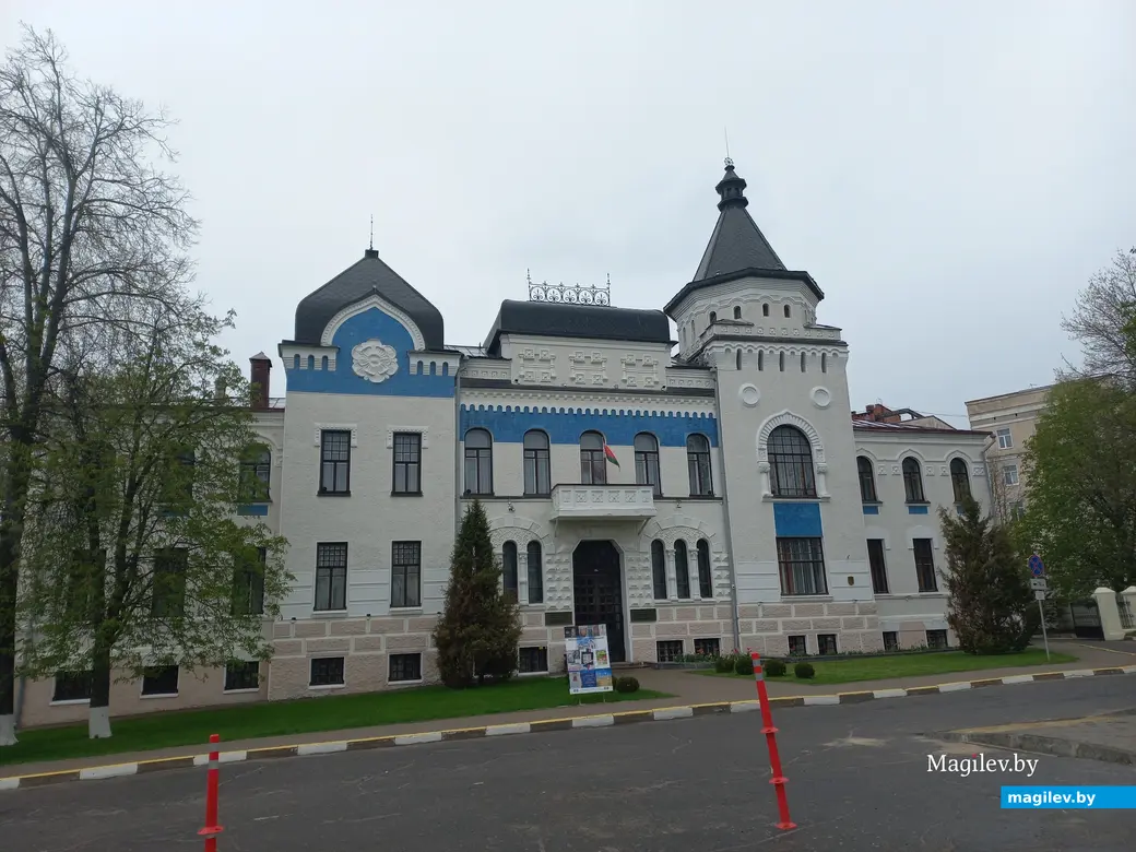 Апрель 2024 года, Могилев. В этом хорошо известном могилевчанам здании размещалось в 1980-х годах Музыкальное общество.