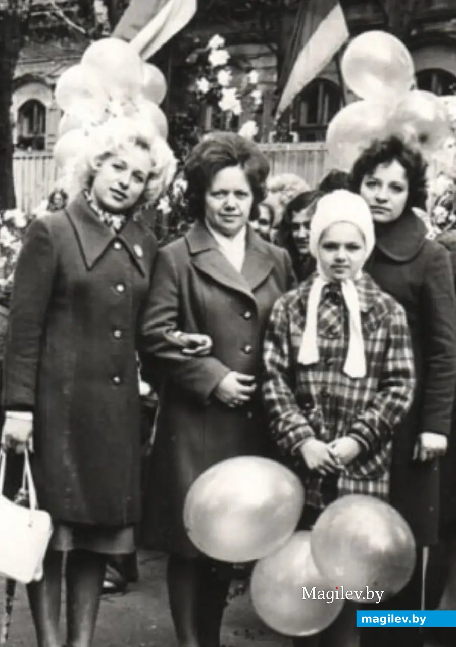 Лидия Платоновна (посередине) на первомайской демонстрации. Бобруйск, 1973 год.