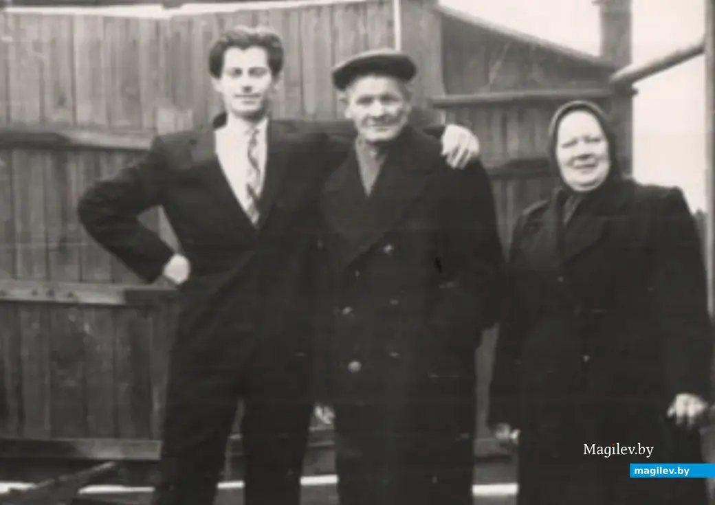 Эдуард Семенович Бузак (позже он 20 лет руководил городским «Водоканалом») с родителями Лидии Платоновны. Он жил рядом с ними и дружил с супругом нашей героини.