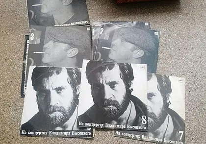 Живые цыплята и пластинки Высоцкого