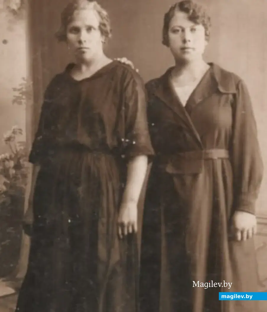 Мама Лидии Платоновны, Екатерина Брониславовна (справа) с подругой, 1927 год