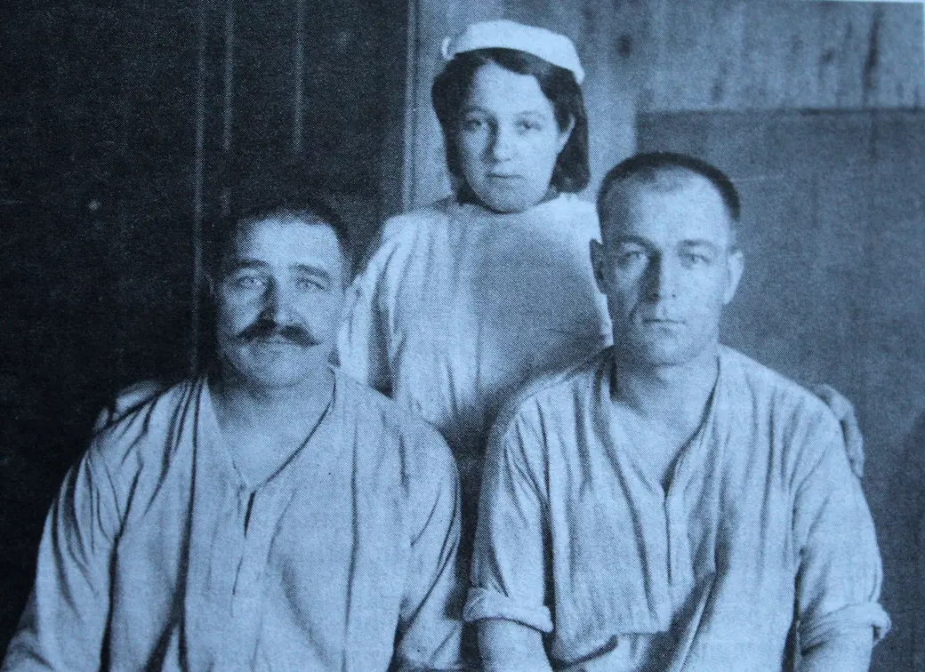 Галина Брудолей с пациентами госпиталя. Фото военного времени из семейного архива семьи Черных.