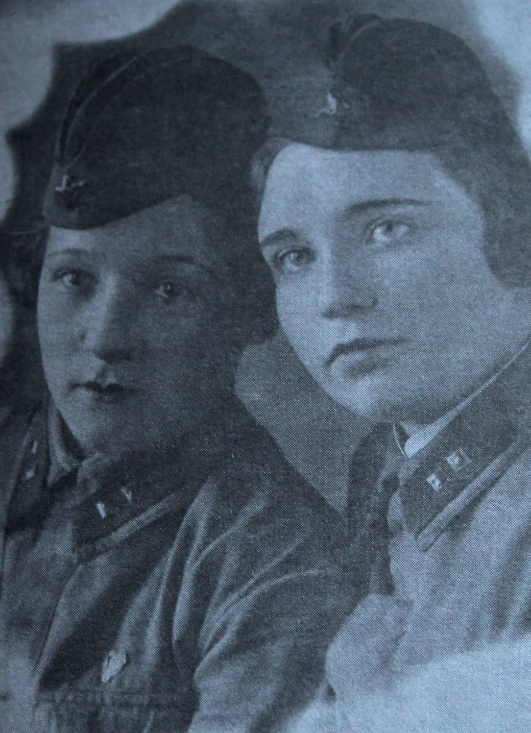 Галина Григорьевна Брудолей (слева) с фронтовой подругой могилевчанкой Маней Каган. Фото военного времени из семейного архива семьи Черных.