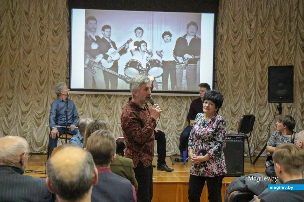 2018 год, Могилев. Татьяна Ложечникова на вечере в нашем литературном клубе. На экране демонстрируются фотоснимки с ее участием.