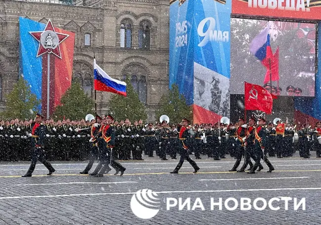 Лукашенко пришел на Парад Победы в Москве со шпицем. Фотофакт