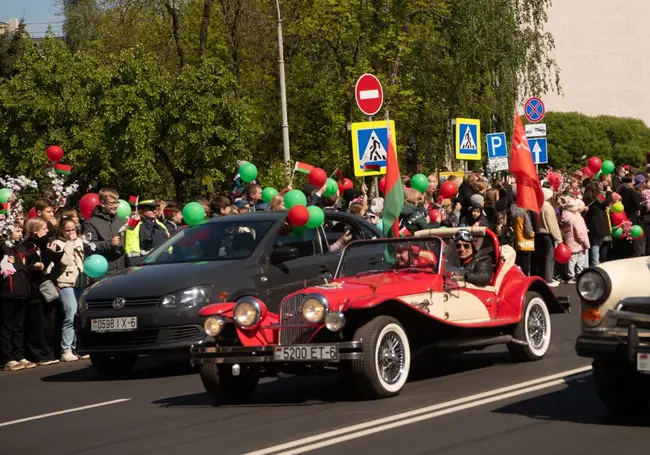 Полевая кухня, автомобили ретро и рисунки на асфальте. Фотоэтюды празднования Дня Победы в Могилеве