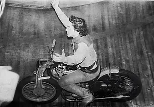 Однажды в Могилеве. Под куполом циркового шатра в шаре из стальных прутьев