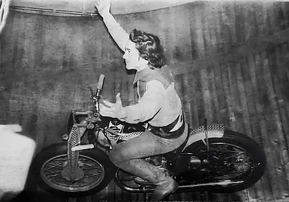 Однажды в Могилеве. Под куполом циркового шатра в шаре из стальных прутьев