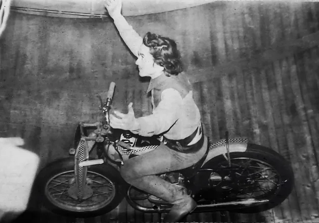 Однажды в Могилеве. Под куполом циркового шатра в шаре из стальных прутьев