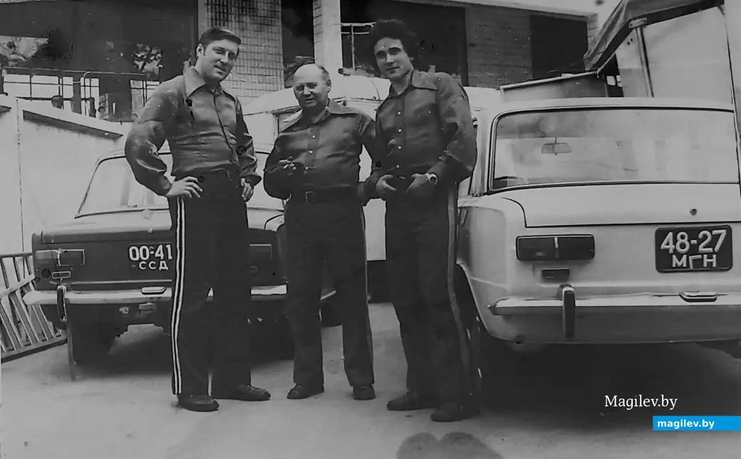 1970-е годы, Могилев. У Володи Волонцевича (справа) уже в 19-летнем возрасте был личный автомобиль (справа).