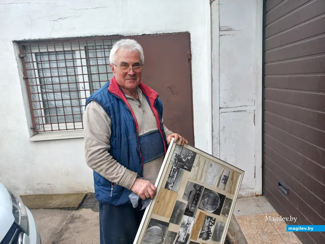 Апрель 2024 года, Могилев. Владимир Волонцевич в мастерской с планшетом в руках.