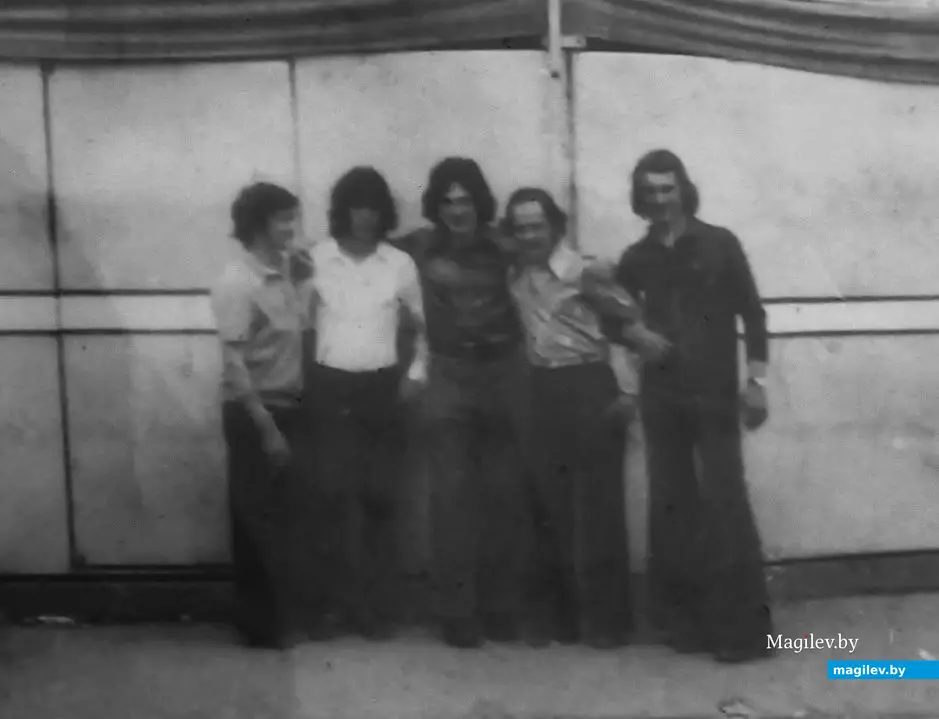 1970-е годы, Могилев. Володя (в центре) со своими товарищами.