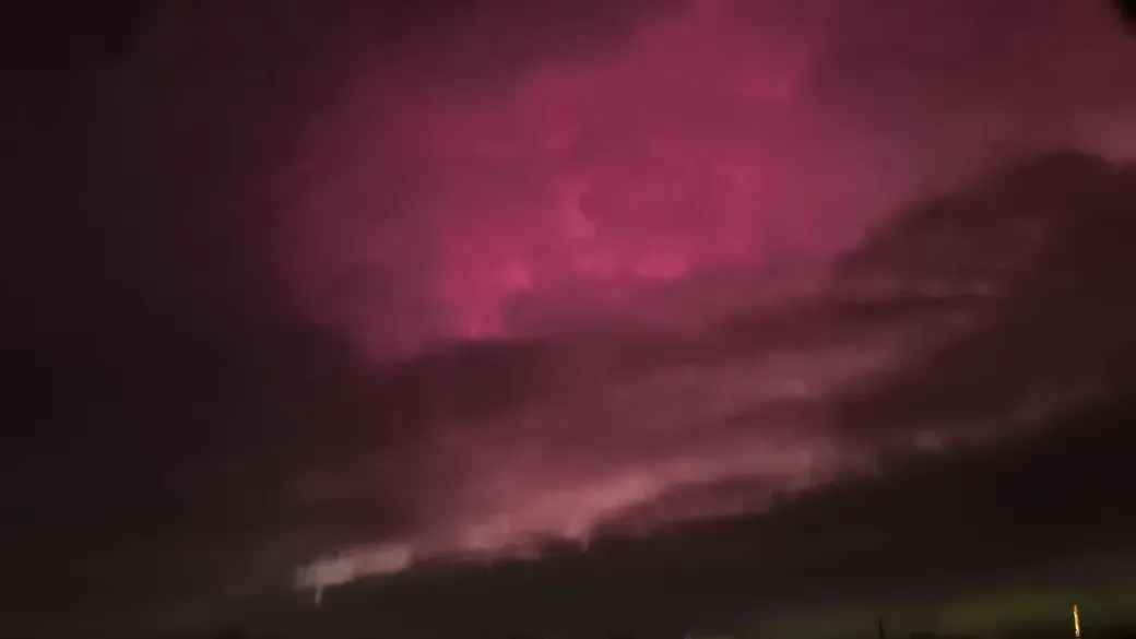 11 мая 2024 года. Дрогичин. Над головой. Видно розовые облака невооруженным взглядом.