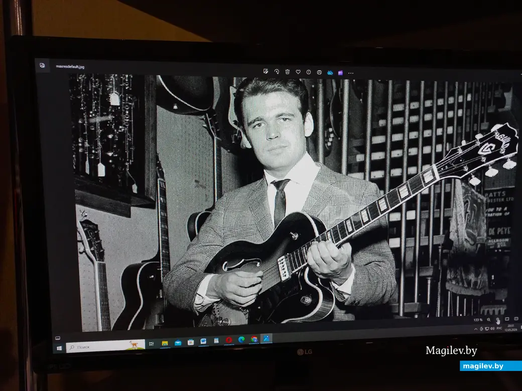 Дуэйн Эдди даже на зкране монитора смотрится красавцем